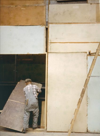 Saul Leiter, Mondrian Worker, 1954, © Saul Leiter Foundation