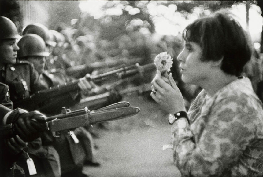 Friedensmarsch gegen den Vietnamkrieg, Washington D.C., 1967. © Marc Riboud, Magnum Photos.