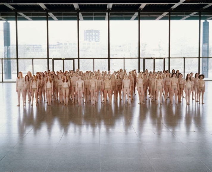 Vanessa Beecroft. Mit ihren Massenszenen überführt die italienische Künstlerin die Performance ins statische Bild. (VB 55 – Performance, 2005) | © Vanessa Beecroft, 2019