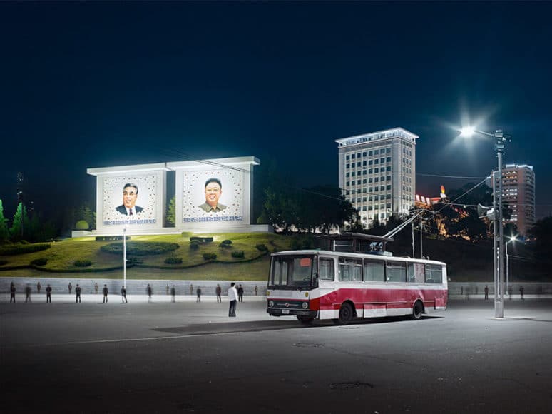 Trolley Bus, Somun Street, Pyongyang, 2015, aus der Serie Setting the Stage, 
Pyongyang, North Korea, 2014-2017 
© Eddo Hartmann