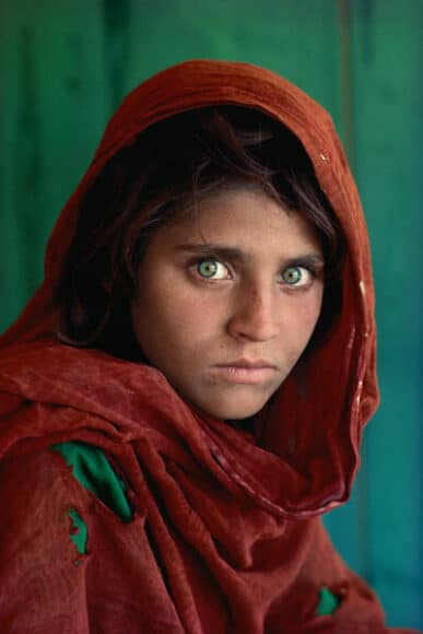 Afghan Girl, Sharbat Gula , Pakistan, 1984 / © Steve McCurry, courtesy Atelier Jungwirth / atelierjungwirth.com