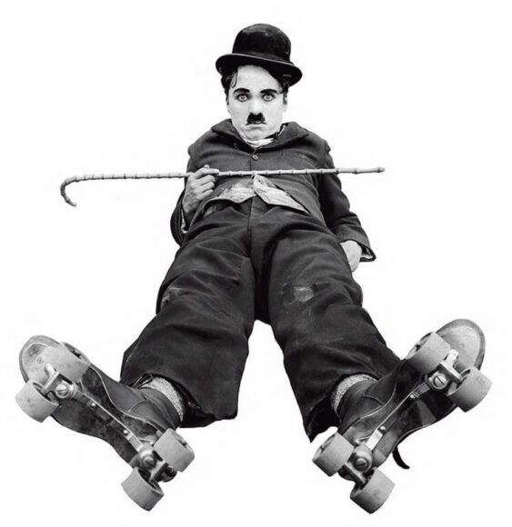 Mit seinem Witz und der Figur des Vagabunden eroberte Charlie Chaplin die Welt im Flug. Es ist dem Charlie Chaplin Archiv zu verdanken, dass nach seinem Ableben mehr denn je über den ersten internationalen Filmstar zu erfahren ist. Aus dem Buch „The Charlie Chaplin Archives“ des Verlages TASCHEN / © Roy Export Company Establishment 