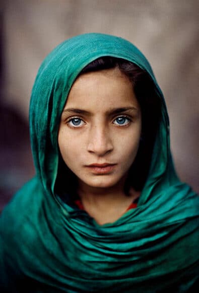 Mädchen mit grünem Schal. Pshawar,Pakistan, 2002. © Steve McCurry / courtesy of the Ernst Leitz Museum, Wetzlar 2021.