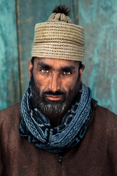 Porträt eines Mannes mit einem blauen Schal. Gumarag, Kashmir 1999. © Steve McCurry / courtesy of the Ernst Leitz Museum, Wetzlar 2021.