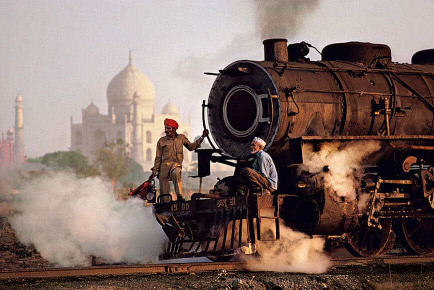 Das Taj Mahal und eine Dampflokomotive,beinst Symbol indischer Kultur. © Steve McCurry / courtesy of the Ernst Leitz Museum, Wetzlar 2021.