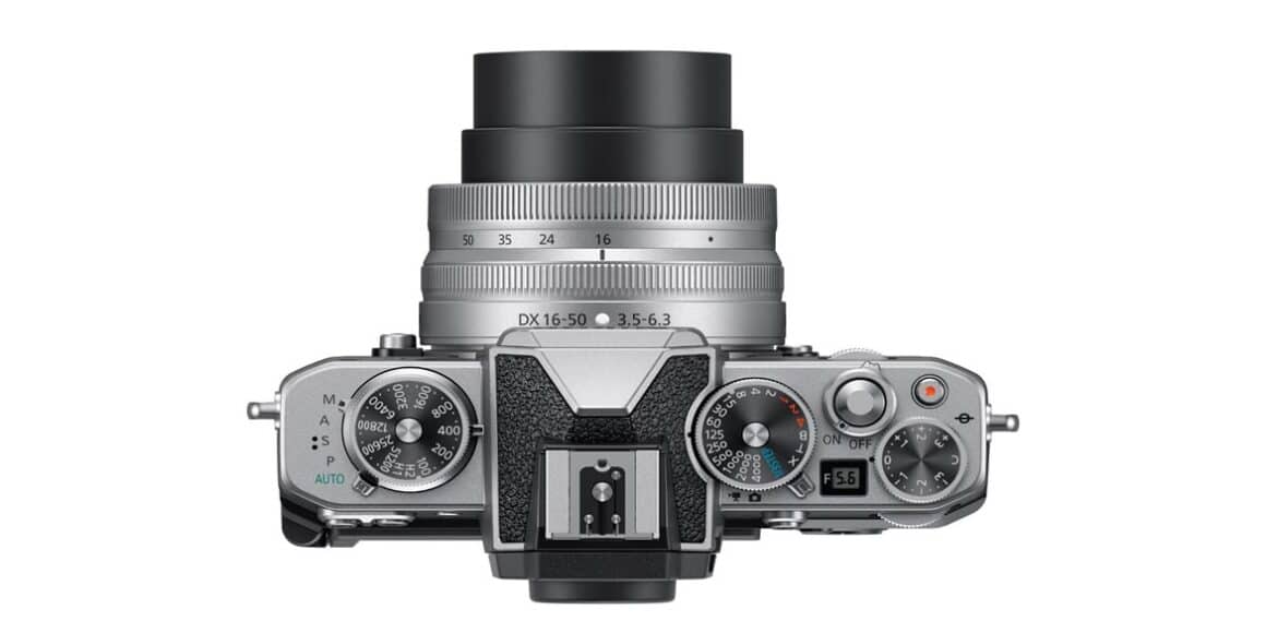 Elegant: Für die Z fc hat Nikon extra eine silberne Version seines PancakeZooms angefertigt. Das handliche Standardzoom 
passt damit rundum gut 
zu der APS-C-Kamera.