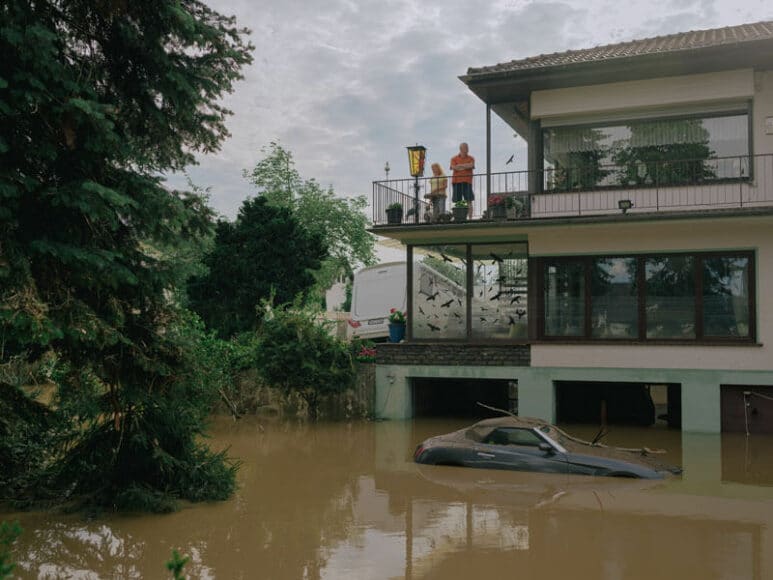 The Flood in Western Germany 2021, Menschen auf ihrem Balkon in einem Haus in Ahrweiler. © DOCKS Collective