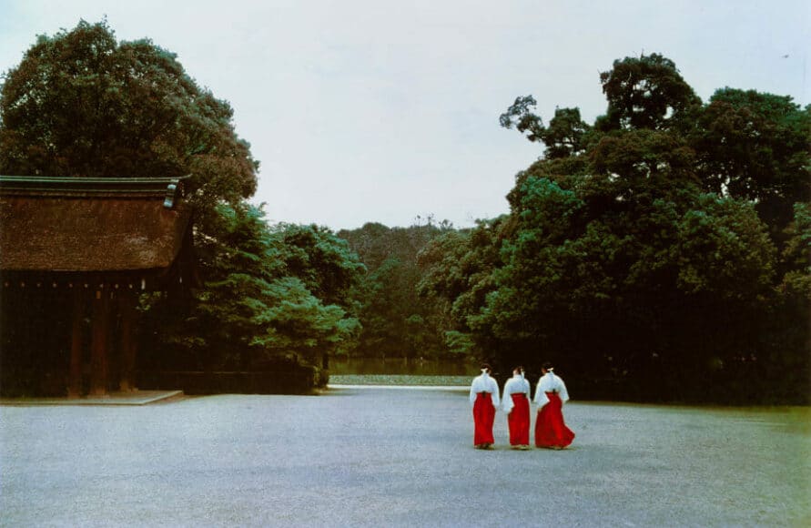 Schrein-Dienerinnen auf dem Weg zu Kashihara-Schrein, Japan, Nara, 2002,
© Hiroji Kubota, courtesy OstLicht. Galerie für Fotografie. 