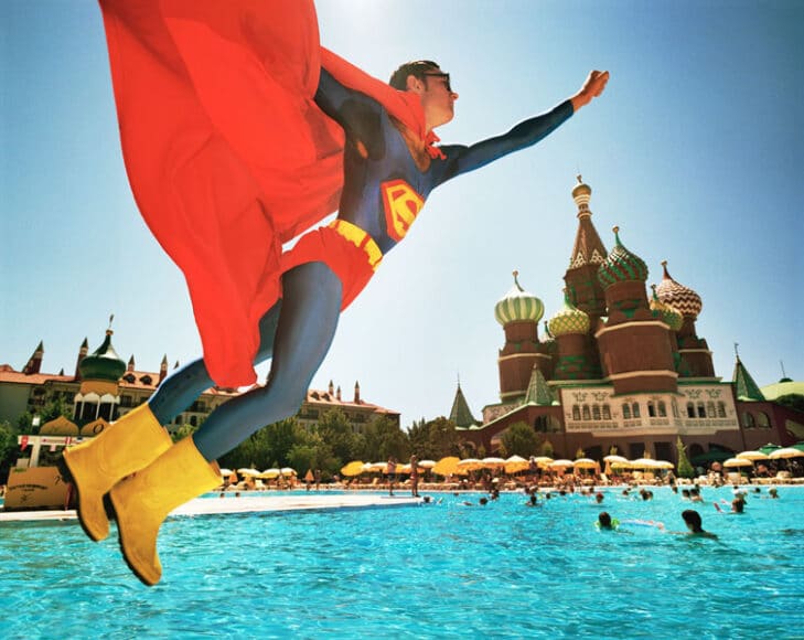 Superman over Red Square, Turkey, 2006 aus der Serie und dem gleichnamigen Buch “Fake Holidays”, Moser Verlag, 2009 / © Reiner Riedler, courtesy of WestLicht