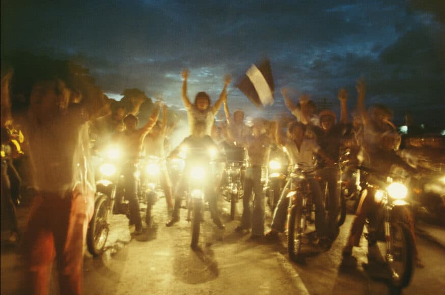 Motorradbrigade, gefolgt von einer Menge von hunderttausend Menschen, die Los Doce (Die Zwölf), Monimbo, Nicaragua, 05.07.1978 / © Susan Meiselas. Magnum Photos 