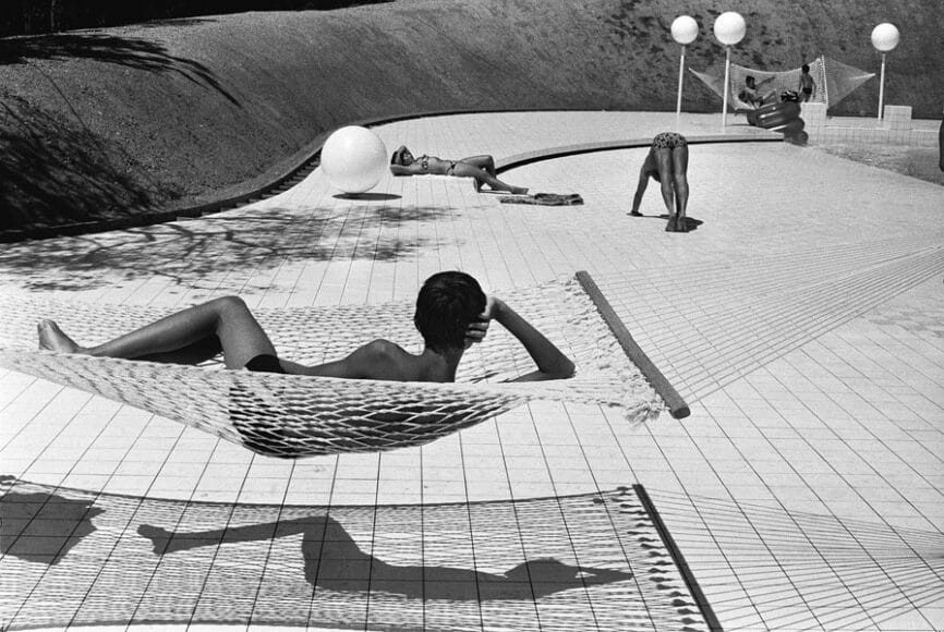 Martin Franck, Swimming Pool designed by Alain Capeillères, Le Brusc, France 1976, © Martine Franck / Magnum Photos.