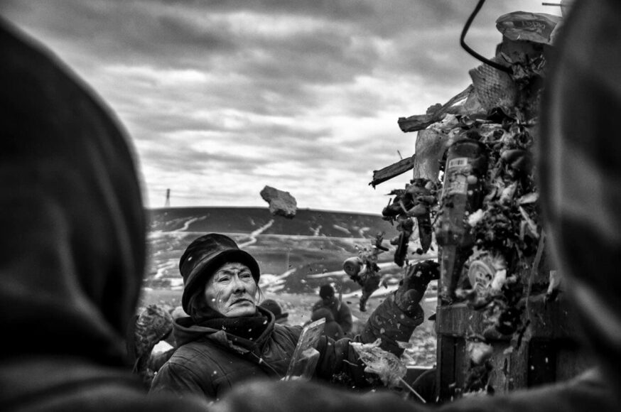 Dzud (Extremwinter); eine Frau sammelt Müll auf der Müllhalde in Ulan-Bator, aus der Serie Mongolei, 2010, © Ferhat Bouda, Agence VU, 2022. 