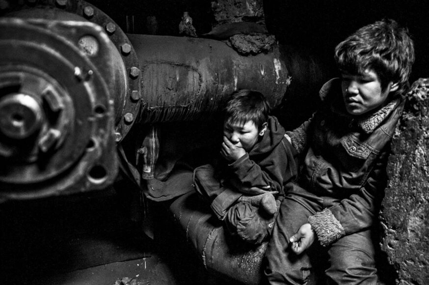 Dzud (Extremwinter); Johnoo, 14 J., und Boogie, 18 J., in der Kanalisation von Ulan Bator, aus der Serie Mongolei, 2010, © Ferhat Bouda, Agence VU, 2022. 