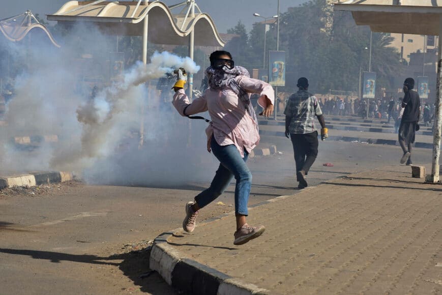 Africa, Singles: Faiz Abubakr Mohamed.
Am 30. Dezember marschierten Demonstranten durch Khartum und die Nachbarstädte Omdurman und Bahri und forderten die Übertragung der politischen Macht auf zivile Behörden. Die Proteste wurden brutal niedergeschlagen. Reuters berichtete, dass bei den Protesten fünf Menschen getötet wurden. Das Militär hatte am 25. Oktober durch einen Putsch die Kontrolle übernommen, die Übergangsregierung aufgelöst und ihren Premierminister Abdalla Hamdok festgenommen. Der Fotograf ist Sudanese und nahm an den ersten Protesten nach dem Militärputsch teil und konzentrierte sich dann auf den Fotojournalismus.