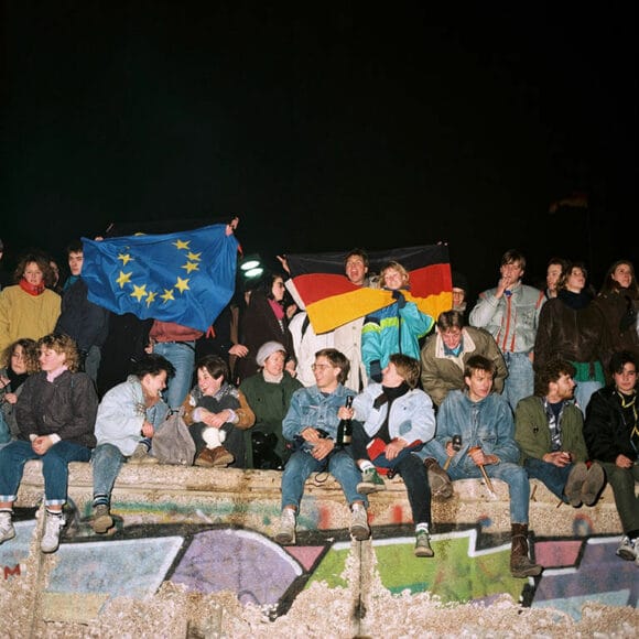 THOMAS BILLHARDT. Silvester am Brandenburger Tor Öffnung der Berliner Mauer Berlin, 31. Dezember 1989. © Thomas Billhardt / Courtesy of CAMERA WORK Gallery.