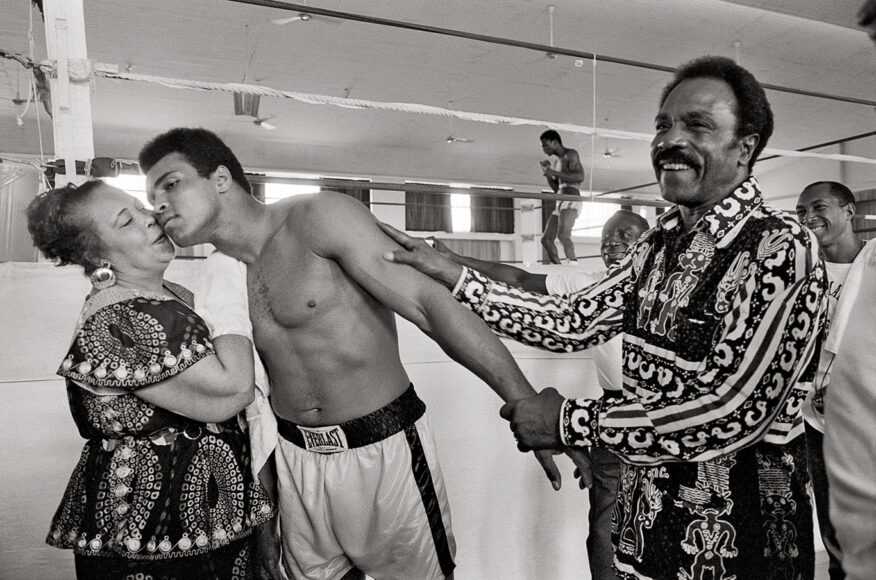 The Fight, Verlag TASCHEN, © Neil Leifer for Sports Illustrated. Links Mutter Odessa Clay und rechts sein Vater Cassius Marcellus Clay Sr.