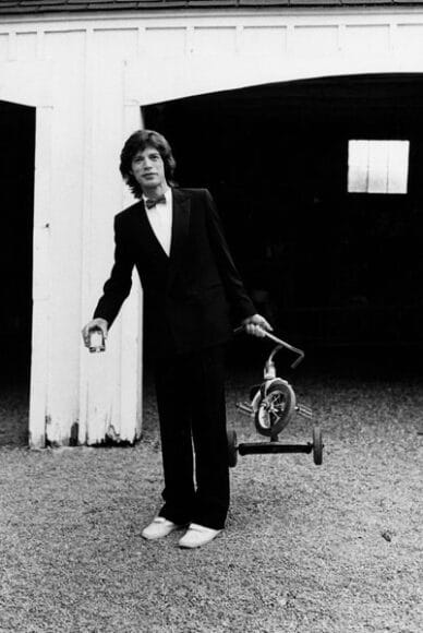 ARTHUR ELGORT / Mick Jagger mit Dreirad / Long View Farm, 1981 / © Arthur Elgort / Courtesy of CAMERA WORK Gallery