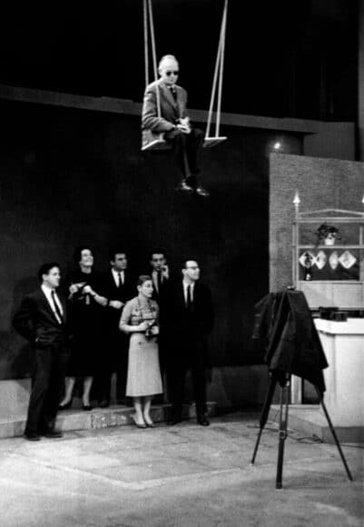 Magnum photographers at their annual general meeting interviewed by Arlene Francis for the NBC "Home Show". Erich HARTMANN, Inge MORATH, Ernst HAAS, Dennis STOCK, Burt GLINN, Eve ARNOLD et Henri CARTIER-BRESSON (on the swing). 1955. 
© Magnum Collection/Magnum Photos

