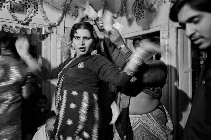Dayanita Singh, Shalu dances on Ayesha’s second birthday, 1991, aus der Serie The Third Sex Portfolio, 1989–1999 © Dayanita Singh