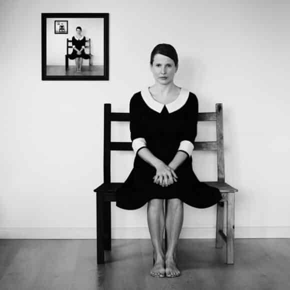In Selbstporträts wie diesem "Frame in Frame" fasst Manuela Deigert mögliche Seelenzustände oder Lebenssituationen in einem Bild zusammen.