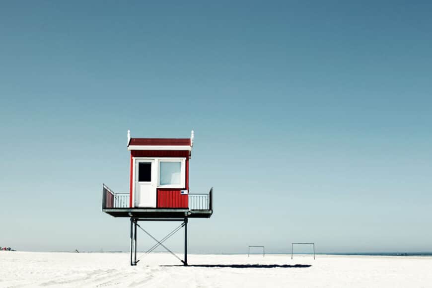 Manchen Motiven von Manuela Deigert wohnt eine subtile Botschaft inne, wie hier dem "Strandturm" in luftiger Höhe, scheinbar ohne Zugangsmöglichkeit ... 