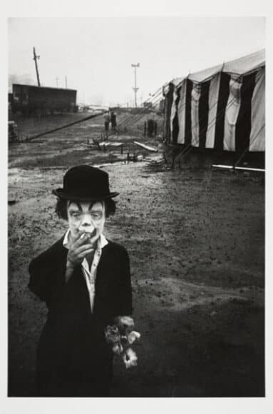 © BRUCE DAVIDSON (* 1933) 
Jimmy Armstrong, The Dwarf, The Palisades, New Jersey 1958
Gelatin silver print, printed in the 1970s 
29 x 19,7 cm 
Signed and annotated by the photographer in pencil on the reverse 
4.000 € / 7.000-8.000 €	
