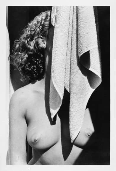 © RALPH GIBSON (* 1939)  
MJ, Towel (from 'Infanta'), 1982 
Vintage silver print  
31,5 x 20,5 cm  
Signed and dated by the photographer in pencil on the reverse  
1.800 € / 3.500-4.000 € 
