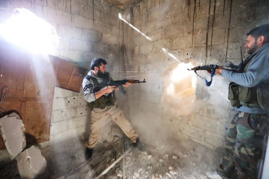 Syrien, Damaskus, Arabische Revolution, 2013. Kämpfer der Freien Syrischen Armee, Tahrir al-Scham-Brigade, eröffneten das Feuer auf die Stellungen der Regierung im Vorort Mleiha. © Goran Tomašević
