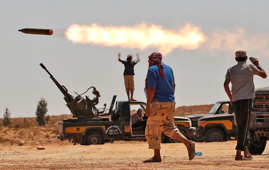 Libyen, Sirte, Arabischer Frühling, 2011. Rebellen feuern eine Rakete auf libysche Truppen, die Muammar Gaddafi treu ergeben sind. © Goran Tomašević