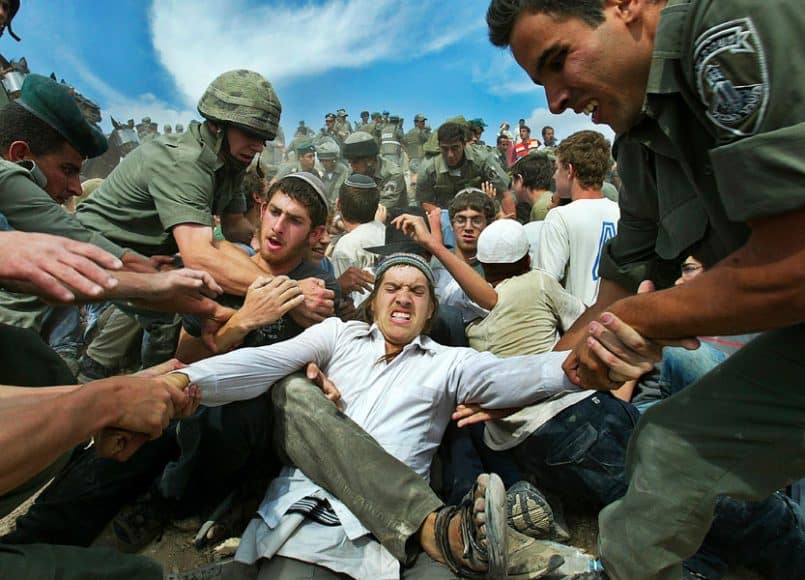 Palästinensische Gebiete, West Bank, 2004. Jüdische Siedler in einem Handgemenge mit der israelischen Grenzpolizei an einem jüdischen Außenposten. © Goran Tomašević