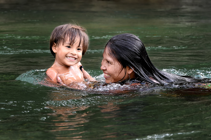 Foto: CEWE Photo Award 2023 | FotografIn Kieron Nelson  | Titel Embera mother and son | Kategorie Menschen