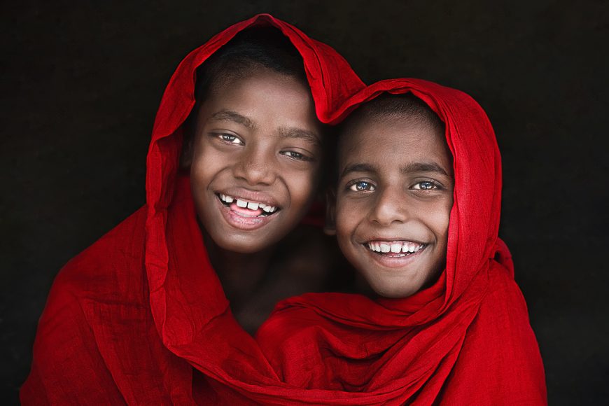 CEWE Photo Award 2023 | Fotograf:  Abhijeet Kumar Banerjee  | Titel: Two friends | Kategorie: Menschen | Location Fotograf: Canning, Indien | Location Aufnahme: Kolkata, Indien | Beschreibung: Zwei lächelnde Freunde aus dem ländlichen Bengalen, Indien 