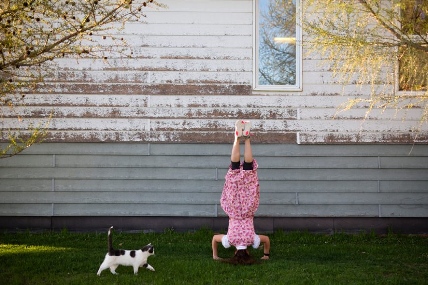 Hadassah Maendel übt Kopfstände in der Baker Colony. Maendel lernte eine Vielzahl von Yogaposen, Workouts und Cross-Fit-Routinen auf Instagram, 3. Mai 2016. Foto: Tim Smith