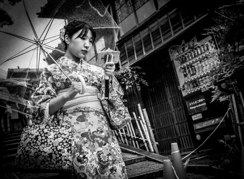 Foto von Meg Hewitt | Girl with a Selfie Stick, Kyoto, 2016 | © Meg Hewitt, courtesy Anne Clergue Galerie
