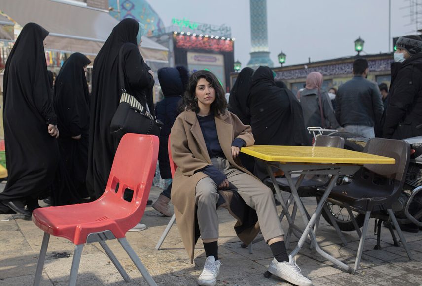 LOBENDE ERWÄHNUNG, ASIEN |Ohne Titel |© Ahmad Halabisaz.Eine iranische Frau sitzt am 27. Dezember 2022 auf einem Stuhl an einem belebten Platz in Teheran und widersetzt sich dem Gesetz zum Tragen des Hidschab. "Einige Tage nach Mahsas Tod ging ich am Keshavarzi-Boulevard vorbei, als ich eine große Menschenansammlung von Männern und Frauen, jungen und alten, sah, die einen Slogan skandierten, den ich noch nie zuvor gehört hatte: 'Frau, Leben, Freiheit'. Das hat mich inspiriert, es war bewegend", sagte sie. Nach der Verhaftung und dem Tod von Mahsa "Jina" Amini, einer 22-jährigen Kurdin, die von der Sittenpolizei der Islamischen Republik in Gewahrsam genommen wurde, weil sie angeblich gegen das Hidschab-Gesetz verstoßen hatte, kam es zu massiven Protesten im Iran. Trotz des gewaltsamen Einschreitens gegen die Demonstrant;innen breiteten sich die Proteste rasch auf alle Regionen des Landes aus und umfassten alle Altersgruppen und sozialen Schichten. Um ihren Widerstand gegen die Regierung zu demonstrieren, gehen die Frauen im Iran ohne Hidschab in die Öffentlichkeit und machen ihren Alltag so zu einem Akt des zivilen Ungehorsams.