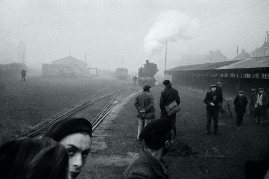 Arbeitslose an der Bahnstation auf der Suche nach Arbeit. Rouen Frankreich 1945 | © Werner Bischof Estate / Magnum Photos